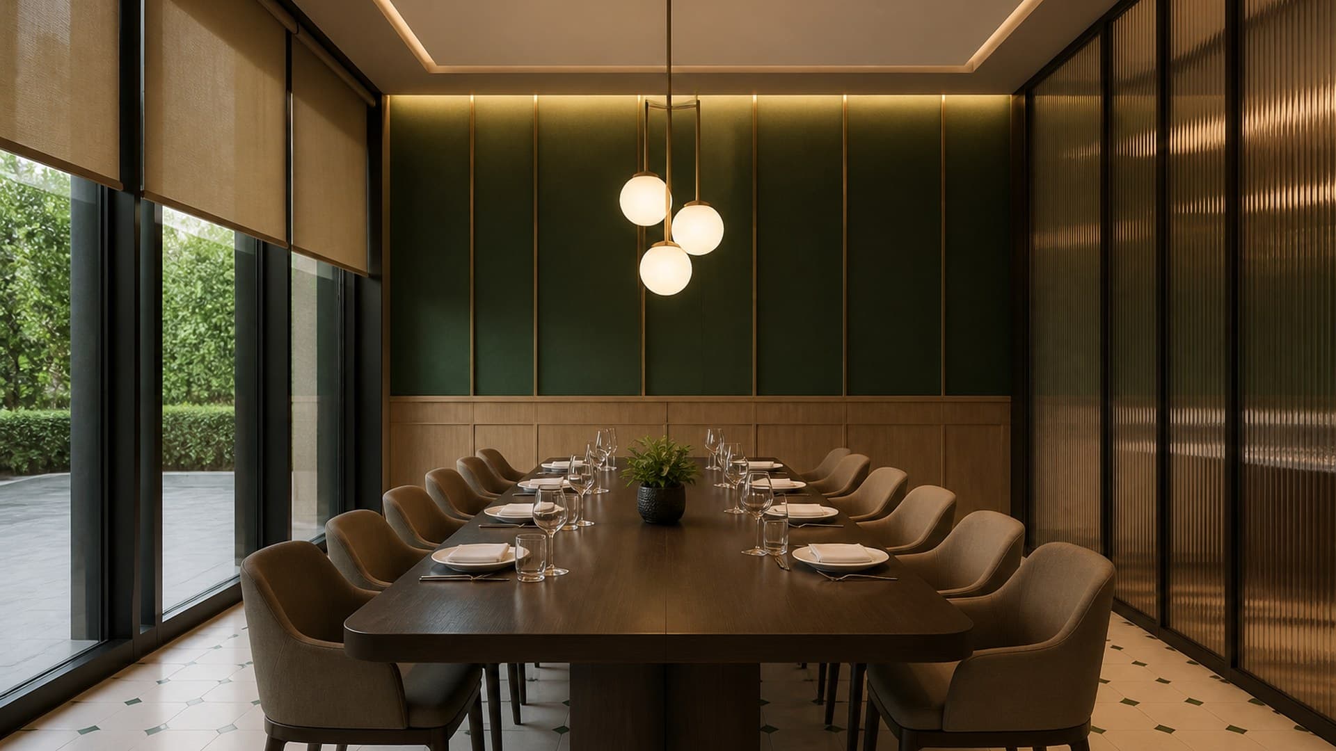 ห้องรับรองส่วนตัว ผนังบุสีเขียวเข้มและฉากกั้นกระจกลอน — คลับเฮาส์และร้านอาหาร สนามกอล์ฟ