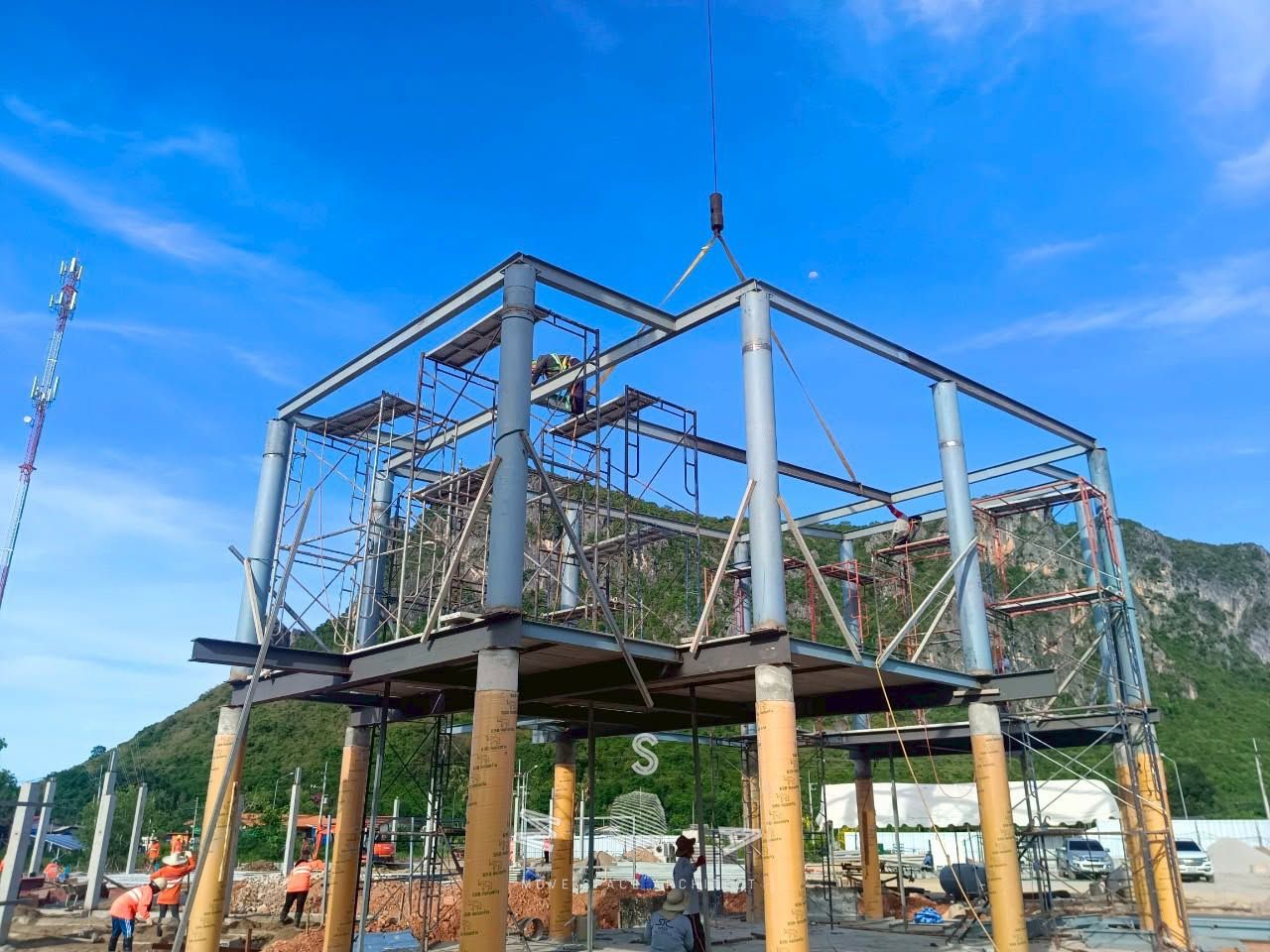 Café Amazon · Ao Noi — Steel frame on site during construction (May 2025) (photograph)