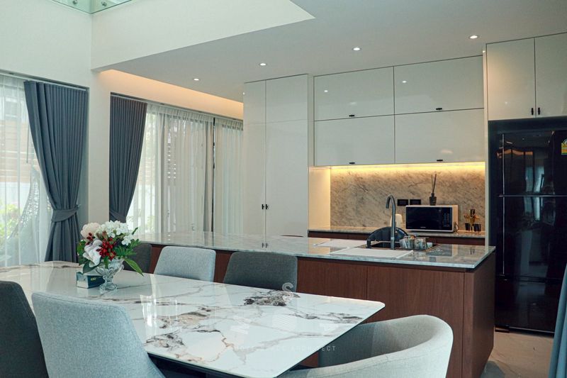 CWR house, Sriracha — kitchen and dining island (photograph)