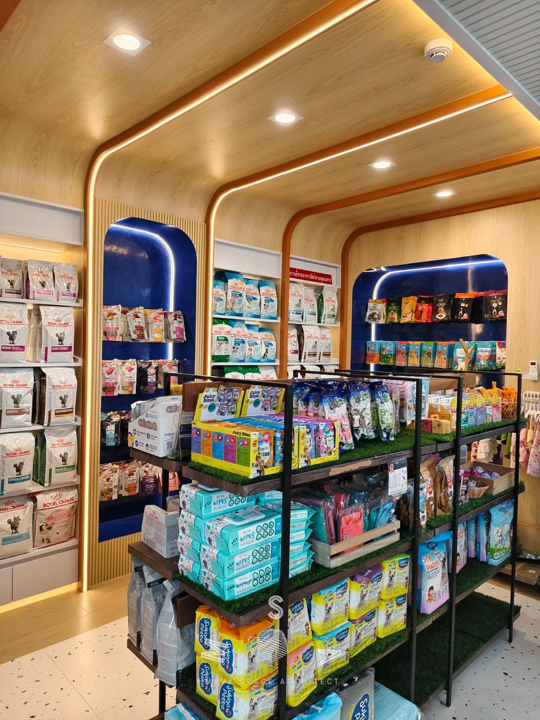 Pet Friends animal hospital — Pet shop shelving (photograph)